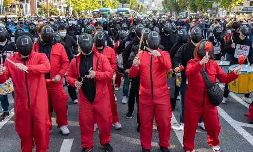 സ്ക്വിഡ് ഗെയിം കഥാപാത്രങ്ങളായി തെരുവില്‍ ആയിരങ്ങള്‍; ദക്ഷിണ കൊറിയയില്‍ തൊഴിലാളി പ്രക്ഷോഭം