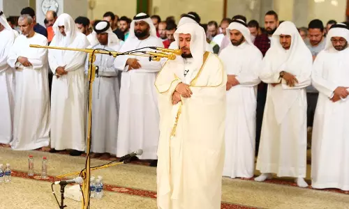 കുവൈത്തിലെ പള്ളികളിൽ നാളെ മുതൽ തോളോട് തോൾ ചേർന്നു നമസ്കരിക്കാം കുവൈത്തിലെ പള്ളികളിൽ നാളെ മുതൽ തോളോട് തോൾ ചേർന്നു നമസ്കരിക്കാം