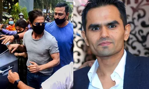 ഷാറൂഖിന്റെ വീട്ടിൽ നടന്നത് റെയ്ഡ് അല്ല: വിശദീകരണവുമായി സമീർ വാങ്കഡെ ഷാറൂഖിന്റെ വീട്ടിൽ നടന്നത് റെയ്ഡ് അല്ല: വിശദീകരണവുമായി സമീർ വാങ്കഡെ