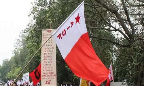 എസ്.എഫ്.ഐയും ആര്.എസ്.എസും തമ്മിലെന്തു വ്യത്യാസം? എം.ജി സര്വകലാശാല സംഘര്ഷത്തില് പ്രതിഷേധവുമായി എ.ഐ.എസ്.എഫ് എസ്.എഫ്.ഐയും ആര്.എസ്.എസും തമ്മിലെന്തു വ്യത്യാസം? എം.ജി സര്വകലാശാല സംഘര്ഷത്തില് പ്രതിഷേധവുമായി എ.ഐ.എസ്.എഫ്