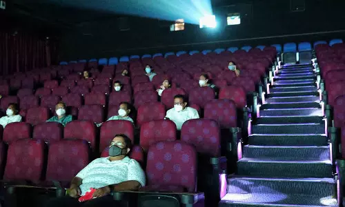 തിയറ്ററുകള്‍ തിങ്കളാഴ്ച തന്നെ തുറക്കും