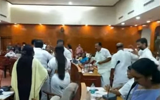 കെട്ടിടനിര്‍മാണത്തില്‍ അഴിമതി; കൊച്ചി കോർപറേഷനിൽ പ്രതിപക്ഷ പ്രതിഷേധം