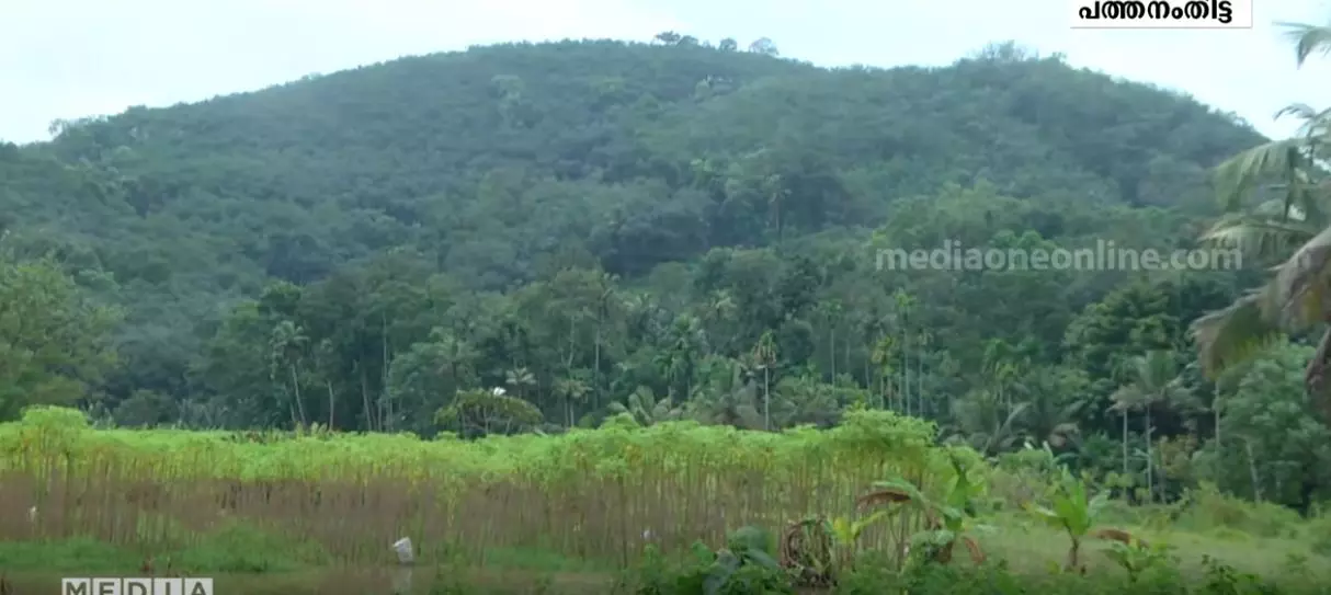 അപകടഭീതിയിൽ ആതിരമല; പ്രദേശവാസികളെ ക്യാംപുകളിലേക്ക് മാറ്റി