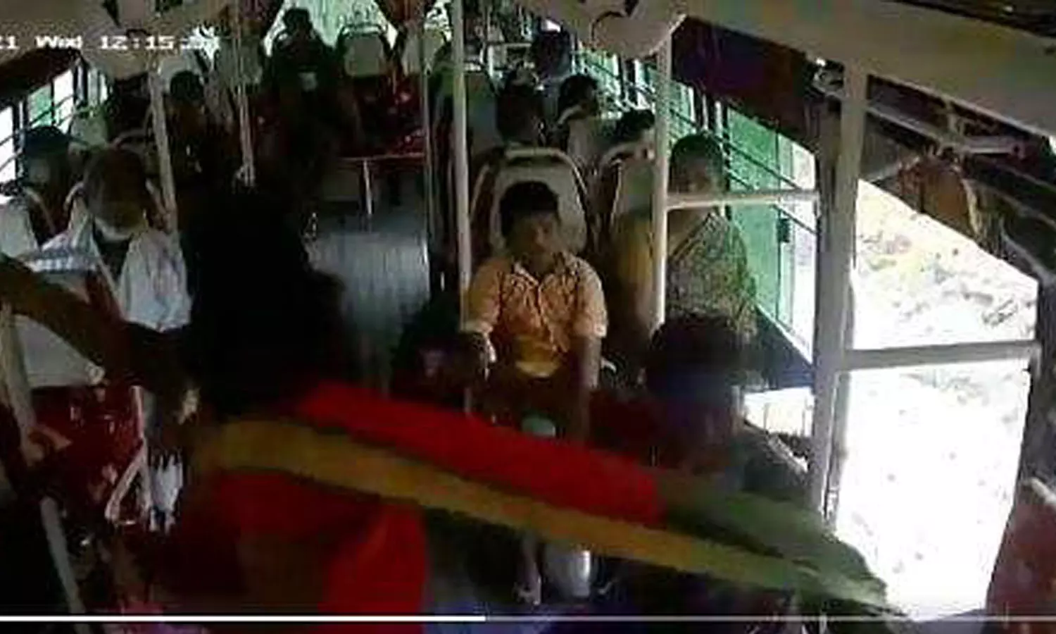 ഇറങ്ങാനായി എഴുന്നേറ്റു, ബാലൻസ് തെറ്റി; ഓടുന്ന ബസ്സിൽ നിന്നു പുറത്തേക്ക് വീണ് 50കാരി മരിച്ചു ഇറങ്ങാനായി എഴുന്നേറ്റു, ബാലൻസ് തെറ്റി; ഓടുന്ന ബസ്സിൽ നിന്നു പുറത്തേക്ക് വീണ് 50കാരി മരിച്ചു