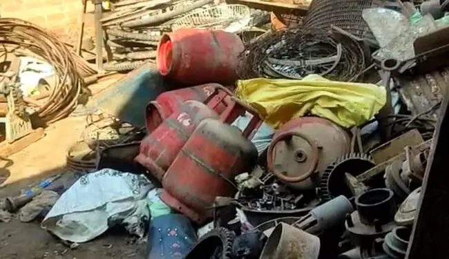 തീവില, സിലിണ്ടറുകള് ചവറുകൂനയില്... ഗ്യാസ് പോയി പി.എം ഉജ്വല യോജന തീവില, സിലിണ്ടറുകള് ചവറുകൂനയില്... ഗ്യാസ് പോയി പി.എം ഉജ്വല യോജന