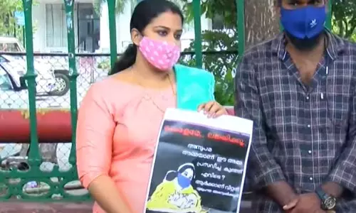 നീതി തേടി അനുപമ; നിരാഹാരസമരം തുടങ്ങി