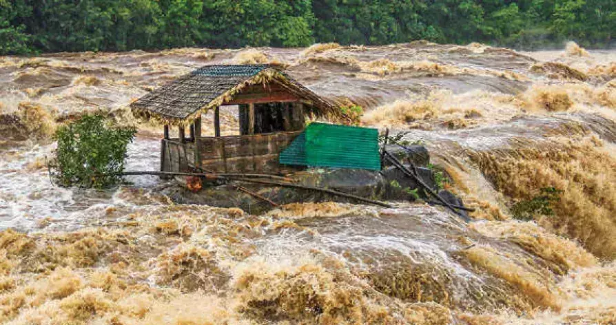 മലവെള്ളപ്പാച്ചിലിലും കുലുങ്ങാതെ അതിരപ്പിള്ളിയിലെ കുഞ്ഞന് ഷെഡ് മലവെള്ളപ്പാച്ചിലിലും കുലുങ്ങാതെ അതിരപ്പിള്ളിയിലെ കുഞ്ഞന് ഷെഡ്
