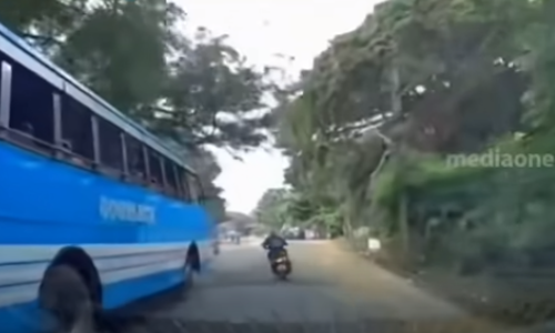 നടുറോഡില്‍ സ്കൂട്ടറില്‍ യുവാവിന്‍റെ അഭ്യാസപ്രകടനം ; ഇരുചക്രയാത്രികയെ ഇടിച്ചിട്ട് മരണപ്പാച്ചില്‍