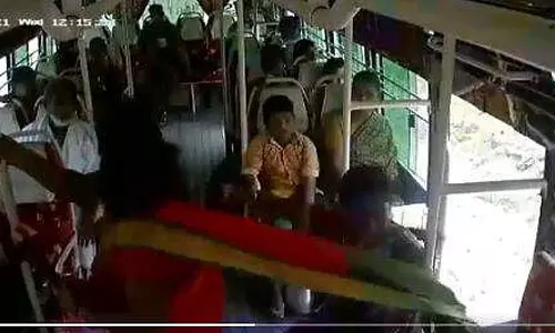 ഇറങ്ങാനായി എഴുന്നേറ്റു, ബാലൻസ് തെറ്റി; ഓടുന്ന ബസ്സിൽ നിന്നു പുറത്തേക്ക് വീണ് 50കാരി മരിച്ചു