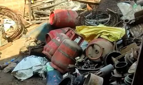 തീവില, സിലിണ്ടറുകള് ചവറുകൂനയില്... ഗ്യാസ് പോയി പി.എം ഉജ്വല യോജന തീവില, സിലിണ്ടറുകള് ചവറുകൂനയില്... ഗ്യാസ് പോയി പി.എം ഉജ്വല യോജന