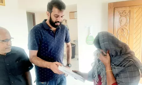 പിതാമഹന്റെ ചിത്രം മനം നിറയെ കണ്ട് വാരിയംകുന്നത്ത് ഹാജറ