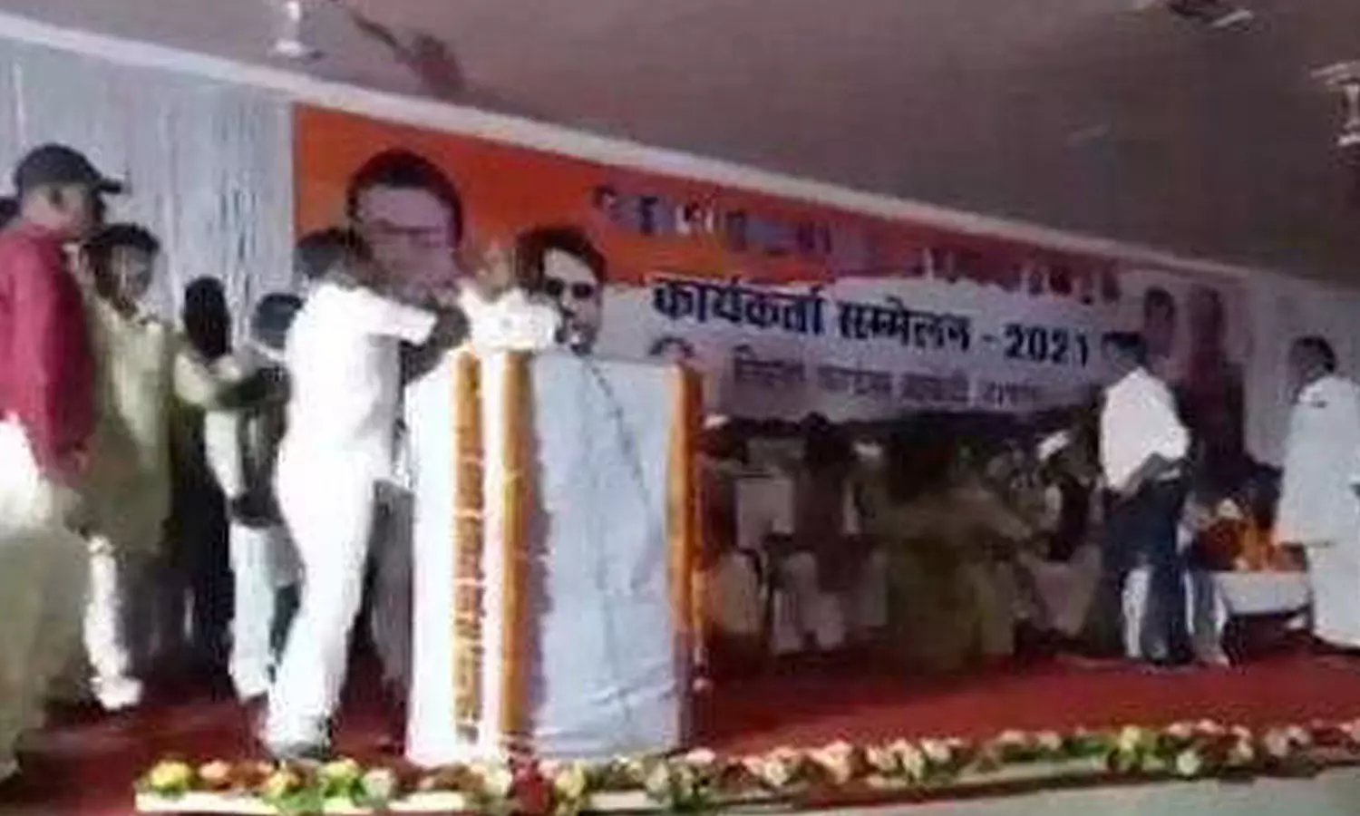 പ്രസംഗിക്കുന്നത്തിനിടെ നേതാവിനെ തള്ളി മാറ്റി പ്രവർത്തകർ; കോൺഗ്രസ് യോഗത്തിൽ കൂട്ടത്തല്ല്