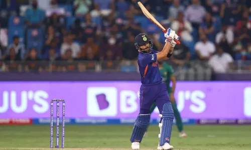 നങ്കൂരമിട്ട് കോഹ്ലി; നടുവൊടിച്ച് അഫ്രീദി നങ്കൂരമിട്ട് കോഹ്ലി; നടുവൊടിച്ച് അഫ്രീദി