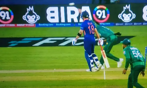 അമ്പയർ ഉറങ്ങുകയായിരുന്നോ?; കെ എൽ രാഹുലിന്റെ വിക്കറ്റിനെ ചൊല്ലി വിവാദം അമ്പയർ ഉറങ്ങുകയായിരുന്നോ?; കെ എൽ രാഹുലിന്റെ വിക്കറ്റിനെ ചൊല്ലി വിവാദം