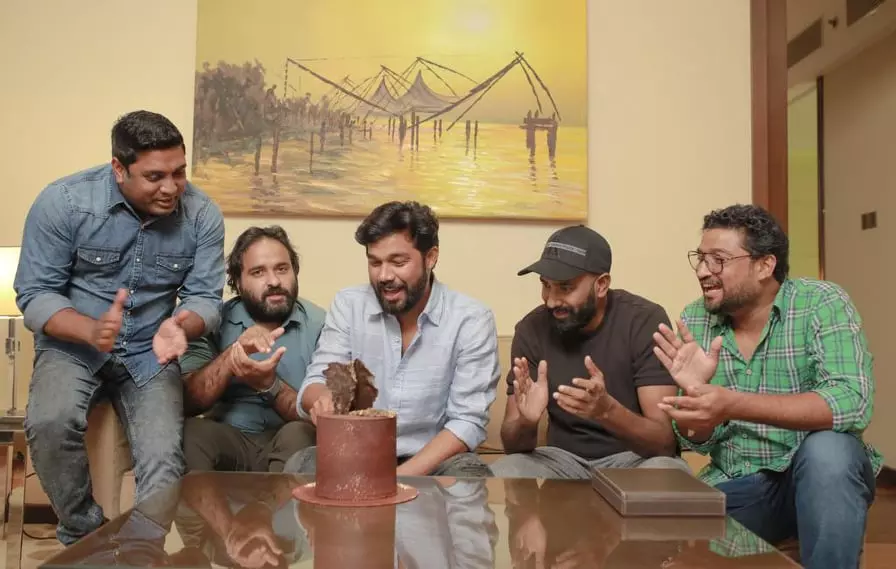 അദൃശ്യം ടീമിനൊപ്പം ജന്മദിനം ആഘോഷിച്ച് ഷറഫുദ്ദീൻ