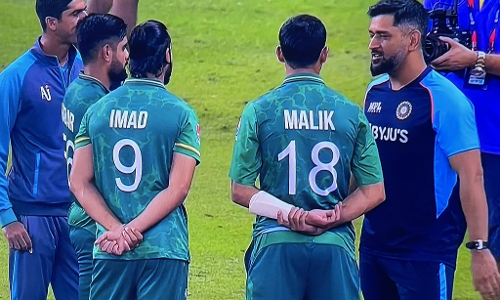 മത്സര ശേഷം തിളങ്ങി ധോണി: സെൽഫിയെടുക്കാൻ പാക് താരങ്ങളും