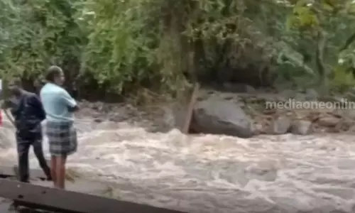 മണ്ണാർക്കാട് കനത്ത മഴ; റോഡും നടപ്പാലവും ഒലിച്ചുപോയി