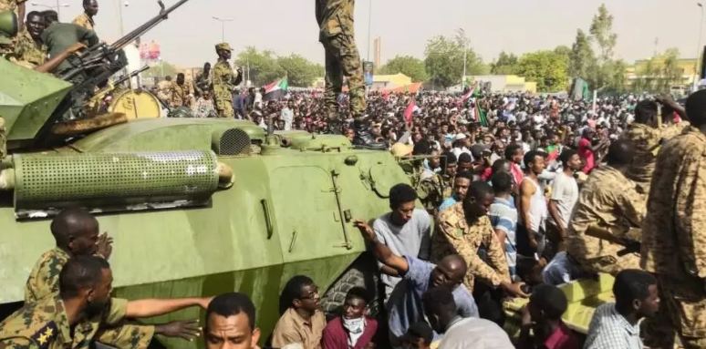 സുഡാനില്‍ സൈനിക അട്ടിമറി;  പ്രധാനമന്ത്രി അറസ്റ്റില്‍, അടിയന്തരാവസ്ഥ പ്രഖ്യാപിച്ചു