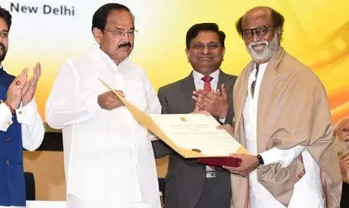 രജനിക്കുമുണ്ട് ബാര്‍ബര്‍ ബാലനെപ്പോലൊരു കൂട്ടുകാരന്‍; ഫാല്‍ക്കെ പുരസ്കാരം ബസ് ഡ്രൈവര്‍ക്ക് സമര്‍പ്പിച്ച് സ്റ്റൈല്‍ മന്നന്‍