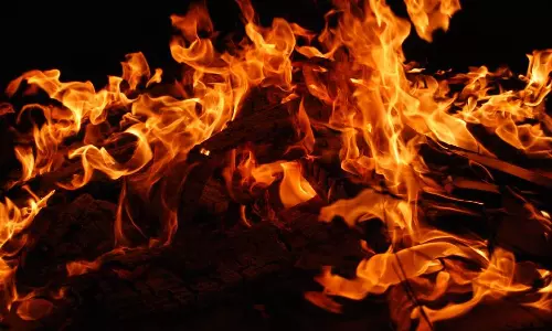 കൊതുകുതിരിയിൽ നിന്ന് തീപടർന്നു; ഒരു കുടുംബത്തിലെ നാലുപേർ വെന്തുമരിച്ചു കൊതുകുതിരിയിൽ നിന്ന് തീപടർന്നു; ഒരു കുടുംബത്തിലെ നാലുപേർ വെന്തുമരിച്ചു