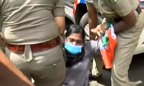 വീണാ ജോര്‍ജ് രാജി വെക്കണമെന്നാവശ്യപ്പെട്ട് നിയമസഭയിലേക്ക് യൂത്ത് കോണ്‍ഗ്രസ് പ്രതിഷേധം