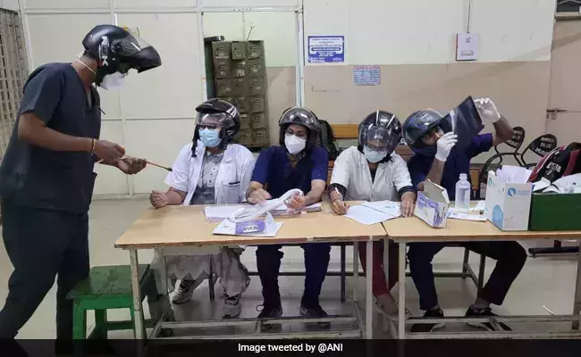 ഡ്യൂട്ടി ഡോക്ടറിന്റെ തലയിൽ ഫാൻ പൊട്ടി വീണു; തലയിൽ ഹെൽമറ്റ് ധരിച്ച് പ്രതിഷേധവുമായി സഹപ്രവർത്തകർ ഡ്യൂട്ടി ഡോക്ടറിന്റെ തലയിൽ ഫാൻ പൊട്ടി വീണു; തലയിൽ ഹെൽമറ്റ് ധരിച്ച് പ്രതിഷേധവുമായി സഹപ്രവർത്തകർ