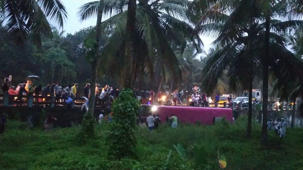 താനൂരിൽ പാലത്തിൽ നിന്ന് ബസ് താഴേക്ക് മറിഞ്ഞു; നിരവധി പേർക്ക് പരിക്ക് താനൂരിൽ പാലത്തിൽ നിന്ന് ബസ് താഴേക്ക് മറിഞ്ഞു; നിരവധി പേർക്ക് പരിക്ക്