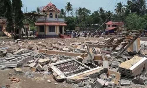 പുറ്റിങ്ങല് ദുരന്തത്തിന്റെ കുറ്റപത്രം പെന്ഡ്രൈവിലാക്കി നല്കുന്നു പുറ്റിങ്ങല് ദുരന്തത്തിന്റെ കുറ്റപത്രം പെന്ഡ്രൈവിലാക്കി നല്കുന്നു