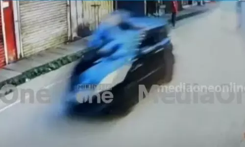 മുക്കാൽ ലക്ഷം തിരിച്ചുചോദിച്ചു; യുവാവിനെ കാർ ബോണറ്റിലിരുത്തി രണ്ടുകിലോമീറ്റർ കൊണ്ടുപോയി