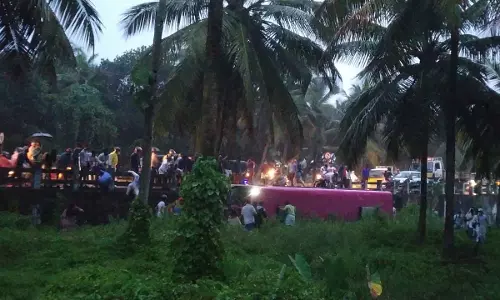 താനൂരിൽ പാലത്തിൽ നിന്ന് ബസ് താഴേക്ക് മറിഞ്ഞു; നിരവധി പേർക്ക് പരിക്ക് താനൂരിൽ പാലത്തിൽ നിന്ന് ബസ് താഴേക്ക് മറിഞ്ഞു; നിരവധി പേർക്ക് പരിക്ക്