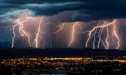 ഇടിമിന്നലുള്ളപ്പോള്‍ മൊബൈല്‍ ഫോണ്‍ ഉപയോഗിക്കാമോ? ശ്രദ്ധിക്കേണ്ട കാര്യങ്ങള്‍...