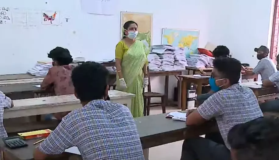 യോഗ്യത പരിഗണിക്കാതെ പ്രധാനാധ്യാപക നിയമനം; സർക്കാർ ഉത്തരവിന് സ്റ്റേ യോഗ്യത പരിഗണിക്കാതെ പ്രധാനാധ്യാപക നിയമനം; സർക്കാർ ഉത്തരവിന് സ്റ്റേ