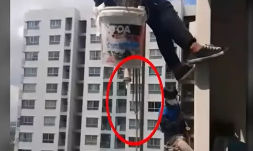 സേഫ്റ്റി റോപ്പ് മുറിച്ചു; പെയിന്റിങ് ജോലിക്കാരെ കെട്ടിടത്തിന്റെ 26ാം നിലയിൽ നിന്ന് താഴെവീഴ്ത്താൻ യുവതിയുടെ ശ്രമം