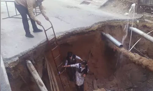 റോഡിൽ അപ്രതീക്ഷിതമായി ഗർത്തം, വിദ്യാർഥികൾ സഞ്ചരിച്ച സ്‌കൂട്ടർ കുഴിയിലേക്ക്