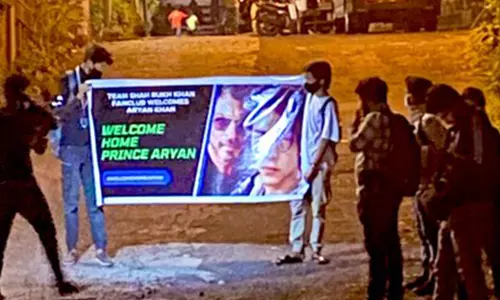 പ്രിൻസ് ആര്യന് വീട്ടിലേക്ക് സ്വാഗതം; മന്നത്തിന് പുറത്ത് എസ്.ആർ.കെ ആരാധകരുടെ ആഘോഷം