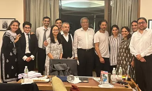 അഭിഭാഷകരോടൊപ്പം സന്തോഷം പങ്കിട്ട് ഷാറൂഖ് ഖാന്‍