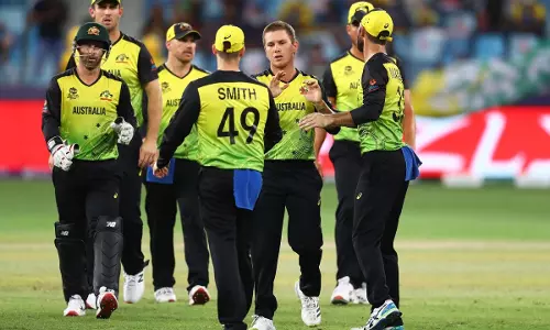 ലങ്കന് പുലികളെ മെരുക്കി ആസ്ട്രേലിയന് ബൗളർമാർ ലങ്കന് പുലികളെ മെരുക്കി ആസ്ട്രേലിയന് ബൗളർമാർ