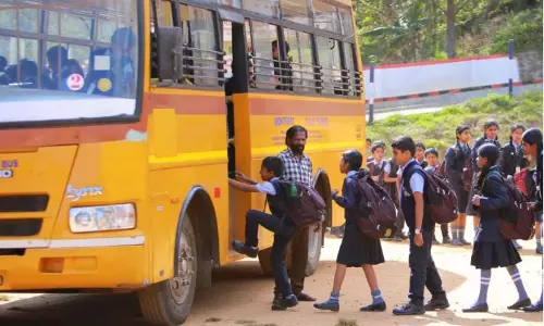 സ്കൂള് ബസുകള് പലതും സര്വീസ് നടത്തില്ല, സ്വകാര്യ ബസുകള് സമരത്തിലേക്ക്; വിദ്യാര്ഥികള്ക്ക് യാത്രാ പ്രശ്നം സ്കൂള് ബസുകള് പലതും സര്വീസ് നടത്തില്ല, സ്വകാര്യ ബസുകള് സമരത്തിലേക്ക്; വിദ്യാര്ഥികള്ക്ക് യാത്രാ പ്രശ്നം