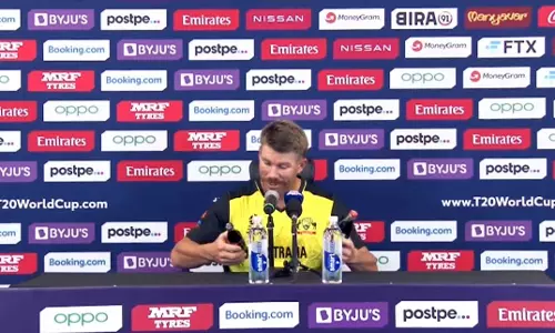 ക്രിസ്റ്റ്യാനോ മാതൃകയിൽ കോളക്കുപ്പി നീക്കി ഡേവിഡ് വാർണർ; അതു വേണ്ടെന്ന് ഐസിസി ക്രിസ്റ്റ്യാനോ മാതൃകയിൽ കോളക്കുപ്പി നീക്കി ഡേവിഡ് വാർണർ; അതു വേണ്ടെന്ന് ഐസിസി