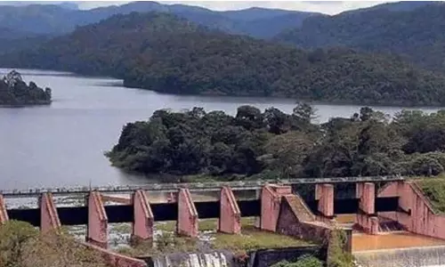 മുല്ലപ്പെരിയാർ ഡാമിന്റെ ഷട്ടറുകൾ കൂടുതൽ ഉയർത്തും മുല്ലപ്പെരിയാർ ഡാമിന്റെ ഷട്ടറുകൾ കൂടുതൽ ഉയർത്തും