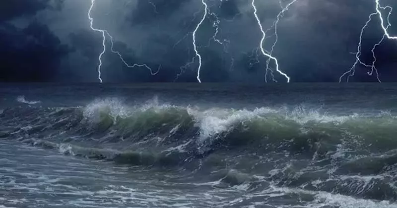 കടലിൽ വെച്ച് മിന്നലേറ്റ് മത്സ്യതൊഴിലാളി മരിച്ചു കടലിൽ വെച്ച് മിന്നലേറ്റ് മത്സ്യതൊഴിലാളി മരിച്ചു