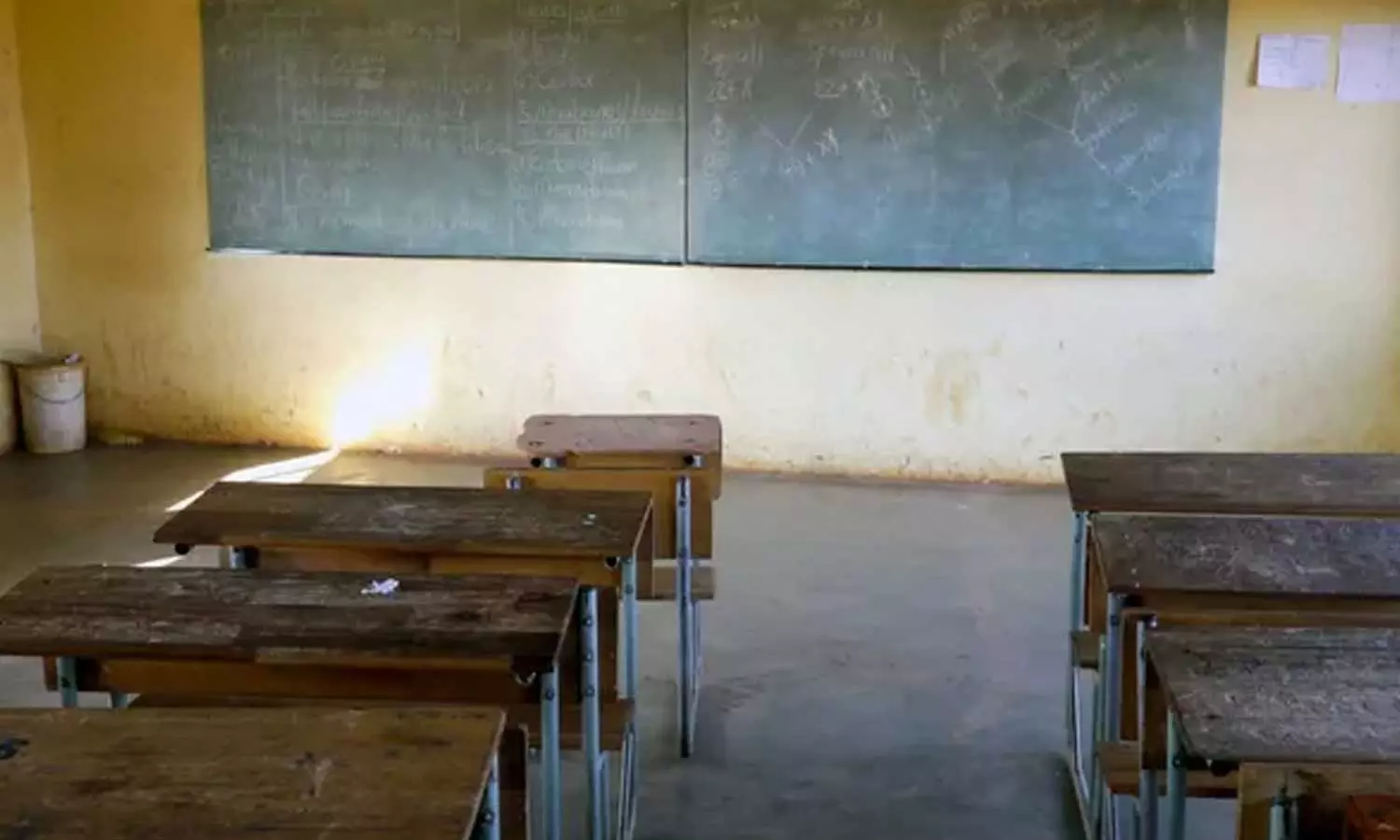 ക്ലാസ് മുറിയില് മൊബൈല് ഉപയോഗം വിലക്കി; അധ്യാപകനെ വിദ്യാര്ത്ഥികള് കൂട്ടം ചേര്ന്ന് മര്ദിച്ചു ക്ലാസ് മുറിയില് മൊബൈല് ഉപയോഗം വിലക്കി; അധ്യാപകനെ വിദ്യാര്ത്ഥികള് കൂട്ടം ചേര്ന്ന് മര്ദിച്ചു