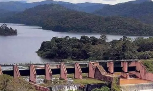 മുല്ലപ്പെരിയാർ ഡാമിലെ മൂന്നാം ഷട്ടറും തുറന്നു; ജലനിരപ്പ് കുറയാത്തതിനാൽ ആശങ്ക വേണ്ടെന്ന് റോഷി അഗസ്റ്റിൻ