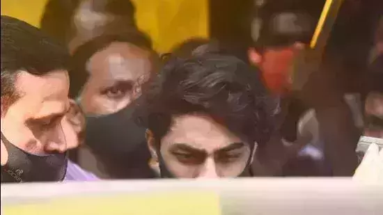 ആര്യൻഖാൻ ജയിൽ മോചിതനായി ആര്യൻഖാൻ ജയിൽ മോചിതനായി