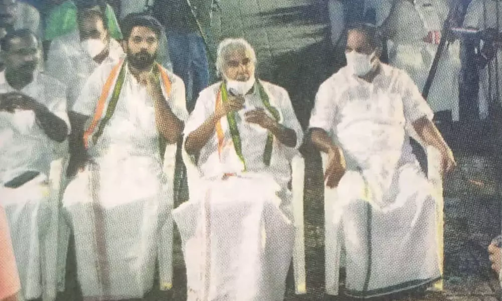 ഉമ്മൻചാണ്ടിയും ഷാഫി പറമ്പിലും കെ ബാബുവും സദസ്സിൽ; കോൺഗ്രസിൽ അച്ചടക്കമാണ് സാറേ മെയിൻ!