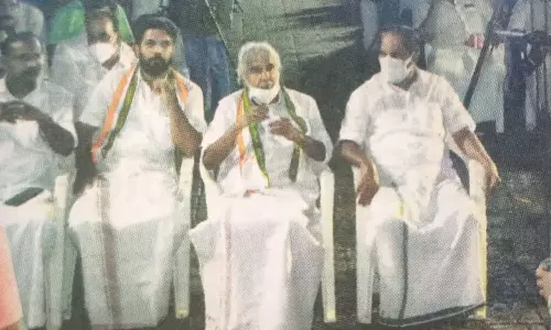 ഉമ്മൻചാണ്ടിയും ഷാഫി പറമ്പിലും കെ ബാബുവും സദസ്സിൽ; കോൺഗ്രസിൽ അച്ചടക്കമാണ് സാറേ മെയിൻ!