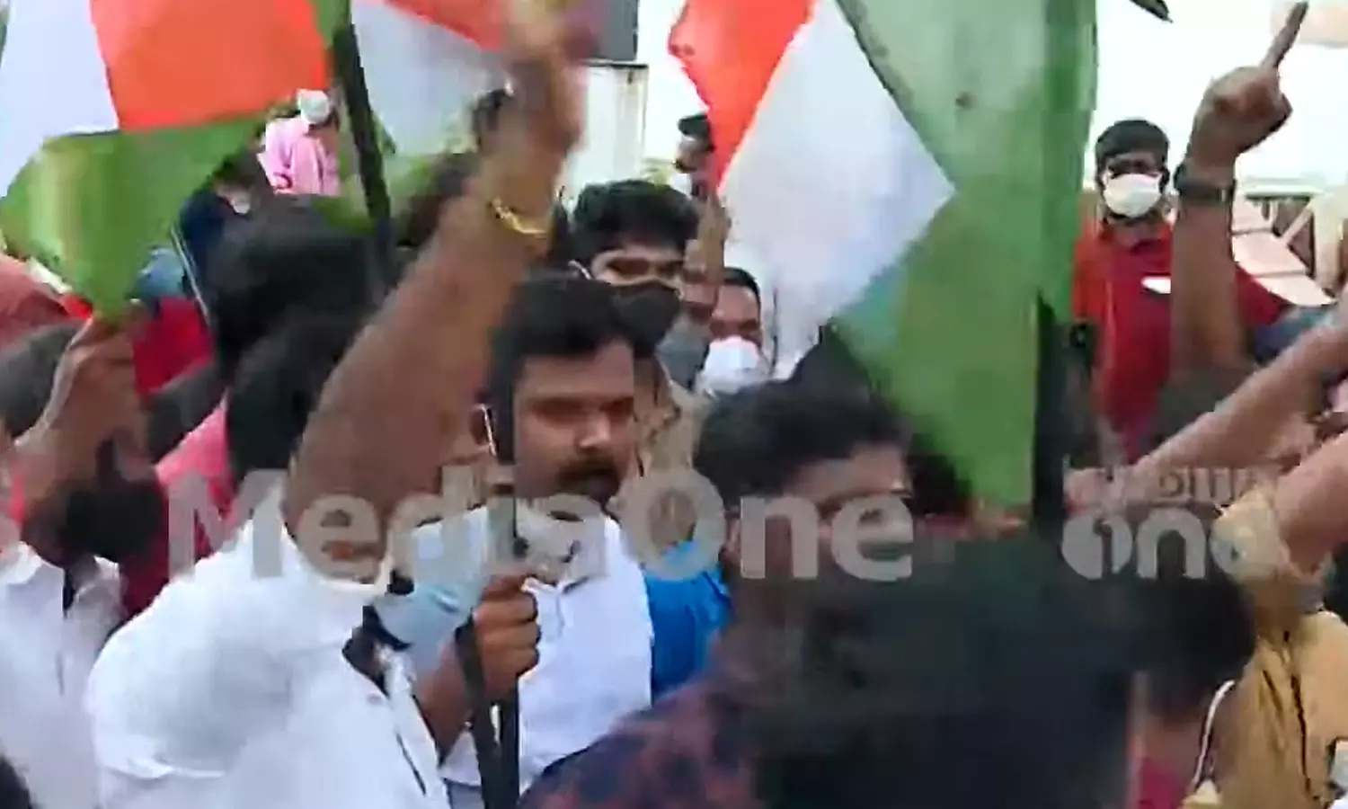 ജോജുവിനെ വിടാതെ കോൺഗ്രസ്; തൃശൂരിലെ വീട്ടിലേക്ക് പ്രതിഷേധ മാർച്ച്‌