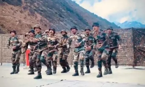 നെഞ്ചു വിരിച്ച്, കയ്യടികളോടെ അവര് പാടി; ഹൃദയംകവർന്ന് അരുണാചൽ പ്രദേശിലെ ജവാൻമാരുടെ റെജിമെന്റല് ഗാനം നെഞ്ചു വിരിച്ച്, കയ്യടികളോടെ അവര് പാടി; ഹൃദയംകവർന്ന് അരുണാചൽ പ്രദേശിലെ ജവാൻമാരുടെ റെജിമെന്റല് ഗാനം