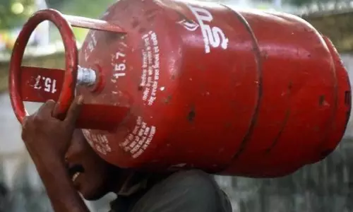 വീണ്ടും ഇരുട്ടടി: പാചകവാതക വില കുത്തനെ കൂട്ടി വീണ്ടും ഇരുട്ടടി: പാചകവാതക വില കുത്തനെ കൂട്ടി