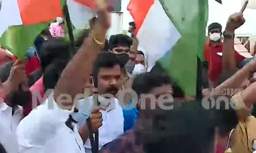 ജോജുവിനെ വിടാതെ കോൺഗ്രസ്; തൃശൂരിലെ വീട്ടിലേക്ക് പ്രതിഷേധ മാർച്ച്‌